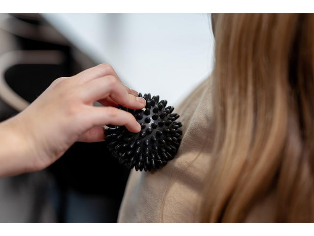 Massageboll m piggar 7,5cm svart - Primmeshiper