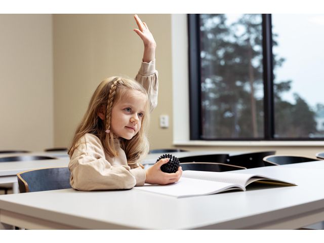 Massageboll m piggar 7,5cm svart - Primmeshiper