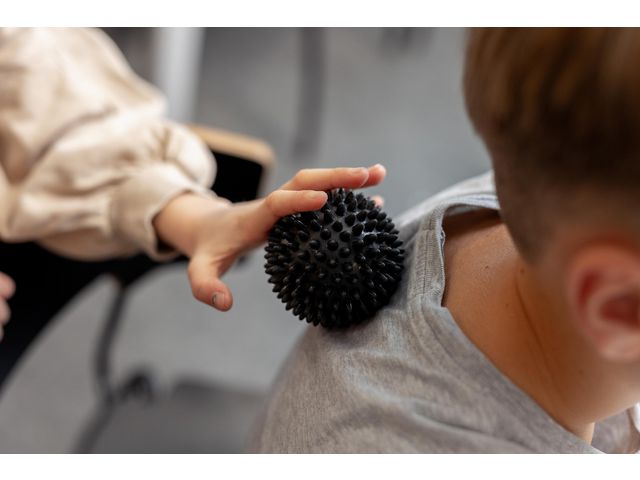 Massageboll m piggar 7,5cm svart - Primmeshiper